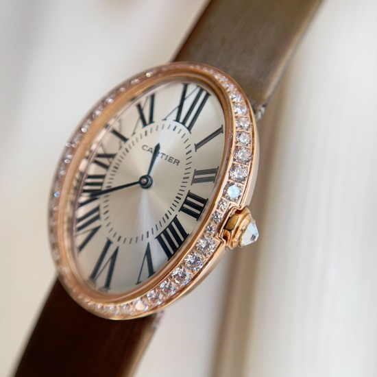 Baignoire de Cartier / oval shape / rosegold with diamonds Width 28mm . length 39mm 卡地亚创新与复古撞击的审美 / Baignoire腕表卡地亚浴缸系列,法式优雅的椭圆形设计搭配柔软绢丝表带,便捷式折叠表扣,略微弯曲的表壳完美贴合手腕曲线,配载瑞士石英机芯,淬火钢蓝剑形指针,耐磨损镜面,宽度28mm ,长度39mm Baignoire de Cartier / oval shape / rosegold with diamonds Width 28mm . length 39mm 卡地亚创新与复古撞击的审美 / Baignoire腕表卡地亚浴缸系列,法式优雅的椭圆形设计搭配柔软绢丝表带,便捷式折叠表扣,略微弯曲的表壳完美贴合手腕曲线,配载瑞士石英机芯,淬火钢蓝剑形指针,耐磨损镜面,宽度28mm ,长度39mm