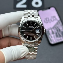 ROLEX 劳力士 蚝式恒动日志型41mm系列腕表，直径41mm，经典的蚝式表壳搭配三角坑纹外圈，把头采用旋入式设计，抗刮损蓝水晶玻璃，防反光凸透式放大（2.5倍）日历窗，隐蔽式摺叠皇冠带扣，矜持有度秀而不媚 恒久优雅！