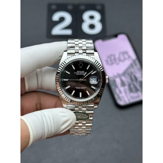ROLEX 劳力士 蚝式恒动日志型41mm系列腕表,直径41mm,经典的蚝式表壳搭配三角坑纹外圈,把头采用旋入式设计,抗刮损蓝水晶玻璃,防反光凸透式放大(2.5倍)日历窗,隐蔽式摺叠皇冠带扣,矜持有度秀而不媚 恒久优雅! ROLEX 劳力士 蚝式恒动日志型41mm系列腕表,直径41mm,经典的蚝式表壳搭配三角坑纹外圈,把头采用旋入式设计,抗刮损蓝水晶玻璃,防反光凸透式放大(2.5倍)日历窗,隐蔽式摺叠皇冠带扣,矜持有度秀而不媚 恒久优雅!