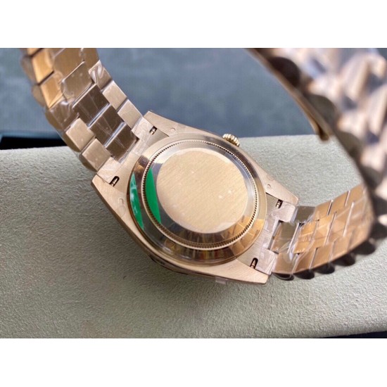 ROLEX 劳力士 星期日志型40mm终极版 搭载原版3255自动机械机芯228239系列腕表,40mm直径,研发耗时16个月!原版1比1开模。重点升级了以下几个要点:1.表壳直径与最新版3255型系列一致40毫米。2.表带头粒与原装一致,5件拼装,难度非常高,表带与表壳交错型无缝连结。3.把头皇冠处下方修改为与原版一致的两个圆点。4.表扣与原版一致里面加装了弹簧,字体大小工艺和原装一致。5.表壳侧面与原版一致增加二维码防伪。6.表壳与表带连接处的壳身刻有与原版一致的型号数字228239。 ROLEX 劳力士 星期日志型40mm终极版 搭载原版3255自动机械机芯228239系列腕表,40mm直径,研发耗时16个月!原版1比1开模。重点升级了以下几个要点:1.表壳直径与最新版3255型系列一致40毫米。2.表带头粒与原装一致,5件拼装,难度非常高,表带与表壳交错型无缝连结。3.把头皇冠处下方修改为与原版一致的两个圆点。4.表扣与原版一致里面加装了弹簧,字体大小工艺和原装一致。5.表壳侧面与原版一致增加二维码防伪。6.表壳与表带连接处的壳身刻有与原版一致的型号数字228239。