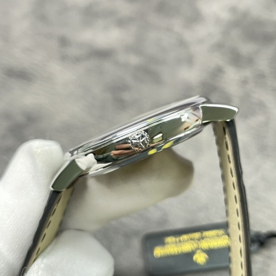 江诗丹传承系列85180腕表 【表壳】尺寸40mmX9mm(吻合原装)完美圆形的表壳,搭配微孤式表耳设计,使之更加贴合佩戴者的手腕。每一个成品壳套,都需经过严格的质量把控,方能还原正品独特的质感。【机芯】9015改江诗丹顿自产2450机芯。从夹板到钢轮等部件均由制表师精工装饰,自动摆坨更是镀有18k黄金,最大限度呈现原装精湛的工艺水平。【表镜】前后两片蓝宝石玻璃镜面,均有防眩晕镀膜处理。【表带】客户定制的美洲鳄鱼皮,搭配马耳他十字针扣!mks出品,出货实拍 江诗丹传承系列85180腕表 【表壳】尺寸40mmX9mm(吻合原装)完美圆形的表壳,搭配微孤式表耳设计,使之更加贴合佩戴者的手腕。每一个成品壳套,都需经过严格的质量把控,方能还原正品独特的质感。【机芯】9015改江诗丹顿自产2450机芯。从夹板到钢轮等部件均由制表师精工装饰,自动摆坨更是镀有18k黄金,最大限度呈现原装精湛的工艺水平。【表镜】前后两片蓝宝石玻璃镜面,均有防眩晕镀膜处理。【表带】客户定制的美洲鳄鱼皮,搭配马耳他十字针扣!mks出品,出货实拍