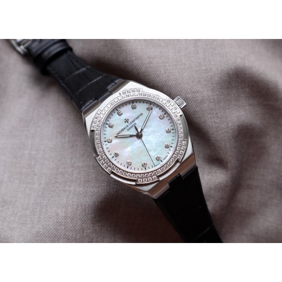 ★实拍 Vacheron Constantin江诗丹顿纵横四海系列OVERSEAS女款小号型2300v/2305v【表壳】表径3610.8mm 同步原装 质感细腻大方 蓝宝石镜面【字面】表盘经旭日纹缎面拉丝工艺处理 深邃优雅 18k金时标均带白色夜光涂层【机芯】CITIZEN8系列改Cal.5300机芯(机芯稳定零返修 )后原装18k纳米镀金质摆陀【表带扣】半马其他十字三片折叠式表扣 进口牛皮表带越欣赏 越懂欣赏 ★实拍 Vacheron Constantin江诗丹顿纵横四海系列OVERSEAS女款小号型2300v/2305v【表壳】表径3610.8mm 同步原装 质感细腻大方 蓝宝石镜面【字面】表盘经旭日纹缎面拉丝工艺处理 深邃优雅 18k金时标均带白色夜光涂层【机芯】CITIZEN8系列改Cal.5300机芯(机芯稳定零返修 )后原装18k纳米镀金质摆陀【表带扣】半马其他十字三片折叠式表扣 进口牛皮表带越欣赏 越懂欣赏
