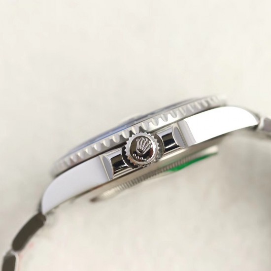 顶级做工KS出品:GMT、劳力士 黑绿水鬼 不断提高复刻效果,ROLEX劳力士 SUB水鬼 !精钢不断改进的钻研精神,特别是五大神器的业界认可,目前销量一直成上升趋势!【尺寸】直径40mm【表镜】抗刮损蓝水晶玻璃,防反光凸透式放大日历窗【表壳】上链表冠,旋入式三扣锁三重防水系统【机芯】稳定复刻2836、36改3135自动机械机芯、【表带】蚝式三节表链【表扣】40x13mm,2836自动机械机芯,蓝宝石镜面,超强夜光,折叠扣,防水大于100米 顶级做工KS出品:GMT、劳力士 黑绿水鬼 不断提高复刻效果,ROLEX劳力士 SUB水鬼 !精钢不断改进的钻研精神,特别是五大神器的业界认可,目前销量一直成上升趋势!【尺寸】直径40mm【表镜】抗刮损蓝水晶玻璃,防反光凸透式放大日历窗【表壳】上链表冠,旋入式三扣锁三重防水系统【机芯】稳定复刻2836、36改3135自动机械机芯、【表带】蚝式三节表链【表扣】40x13mm,2836自动机械机芯,蓝宝石镜面,超强夜光,折叠扣,防水大于100米