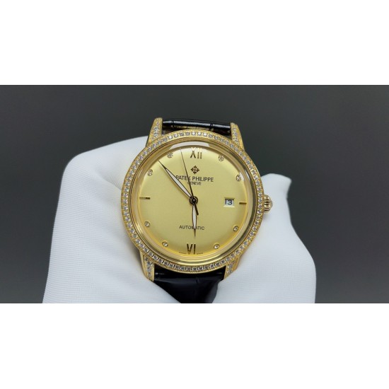 百达翡丽-PATEK PHILIPPE-火热新款式,新款锅盖,耗时长达8个月!超薄男士自动机械腕表,采用进口原装9015机芯,每小时振频28800次,零返修质量,直径40mm原装尺寸,超薄工艺8mm,锅盖玻璃材质!超强防水50米!专柜同款,一比一复刻!带上他锋芒尽显,气派不凡!耀眼光辉,永恒尊贵。⚠️请认准专业独家品质!欢迎转载 百达翡丽-PATEK PHILIPPE-火热新款式,新款锅盖,耗时长达8个月!超薄男士自动机械腕表,采用进口原装9015机芯,每小时振频28800次,零返修质量,直径40mm原装尺寸,超薄工艺8mm,锅盖玻璃材质!超强防水50米!专柜同款,一比一复刻!带上他锋芒尽显,气派不凡!耀眼光辉,永恒尊贵。⚠️请认准专业独家品质!欢迎转载