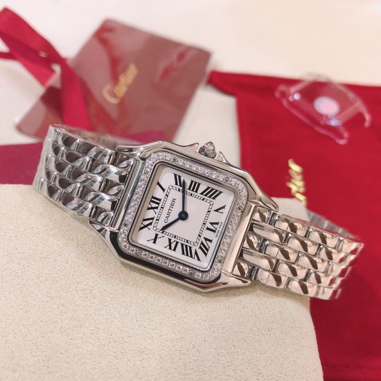 实拍 GF最强女表系列——卡地亚猎豹Panthre de Cartier。华丽而不羁,是Panthre de Cartier猎豹所传达的美学风格。它线条流畅,魅惑动人,柔软服帖于腕间,宛若在肌肤上翩翩起舞。独特的造型彰显成熟优雅、自信动人的女性形象。GF工厂以精湛技艺,原装开模,打造出与正品无异的精美流线表耳,与表壳一体成型。搭载瑞士朗达石英机芯,316L精钢壳套,尺寸:27 x 37毫米,厚度:6毫米,镀银表盘,剑形蓝钢指针,100%三度防水。搭配专柜旅行包装物料。 实拍 GF最强女表系列——卡地亚猎豹Panthre de Cartier。华丽而不羁,是Panthre de Cartier猎豹所传达的美学风格。它线条流畅,魅惑动人,柔软服帖于腕间,宛若在肌肤上翩翩起舞。独特的造型彰显成熟优雅、自信动人的女性形象。GF工厂以精湛技艺,原装开模,打造出与正品无异的精美流线表耳,与表壳一体成型。搭载瑞士朗达石英机芯,316L精钢壳套,尺寸:27 x 37毫米,厚度:6毫米,镀银表盘,剑形蓝钢指针,100%三度防水。搭配专柜旅行包装物料。