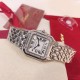 实拍 GF最强女表系列——卡地亚猎豹Panthre de Cartier。华丽而不羁,是Panthre de Cartier猎豹所传达的美学风格。它线条流畅,魅惑动人,柔软服帖于腕间,宛若在肌肤上翩翩起舞。独特的造型彰显成熟优雅、自信动人的女性形象。GF工厂以精湛技艺,原装开模,打造出与正品无异的精美流线表耳,与表壳一体成型。搭载瑞士朗达石英机芯,316L精钢壳套,尺寸:27 x 37毫米,厚度:6毫米,镀银表盘,剑形蓝钢指针,100%三度防水。搭配专柜旅行包装物料。 实拍 GF最强女表系列——卡地亚猎豹Panthre de Cartier。华丽而不羁,是Panthre de Cartier猎豹所传达的美学风格。它线条流畅,魅惑动人,柔软服帖于腕间,宛若在肌肤上翩翩起舞。独特的造型彰显成熟优雅、自信动人的女性形象。GF工厂以精湛技艺,原装开模,打造出与正品无异的精美流线表耳,与表壳一体成型。搭载瑞士朗达石英机芯,316L精钢壳套,尺寸:27 x 37毫米,厚度:6毫米,镀银表盘,剑形蓝钢指针,100%三度防水。搭配专柜旅行包装物料。