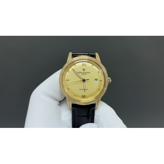 百达翡丽-PATEK PHILIPPE-火热新款式,新款锅盖,耗时长达8个月!超薄男士自动机械腕表,采用进口原装9015机芯,每小时振频28800次,零返修质量,直径40mm原装尺寸,超薄工艺8mm,锅盖玻璃材质!超强防水50米!专柜同款,一比一复刻!带上他锋芒尽显,气派不凡!耀眼光辉,永恒尊贵。⚠️请认准专业独家品质!欢迎转载 百达翡丽-PATEK PHILIPPE-火热新款式,新款锅盖,耗时长达8个月!超薄男士自动机械腕表,采用进口原装9015机芯,每小时振频28800次,零返修质量,直径40mm原装尺寸,超薄工艺8mm,锅盖玻璃材质!超强防水50米!专柜同款,一比一复刻!带上他锋芒尽显,气派不凡!耀眼光辉,永恒尊贵。⚠️请认准专业独家品质!欢迎转载