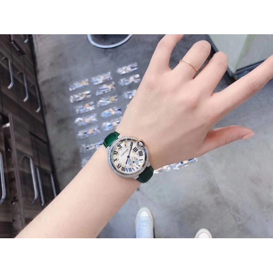 卡地亚 CARTIER 蓝气球奢华系列,316L精钢材质,简约又别具品味,摒弃了现代盛行的繁复华丽的修饰,以简约重新诠释唯美,打造独家高品质,采用高级珍珠贝母制作出表盘,优雅精致高贵气质尽显无漏。尺寸36mm*12mm。 卡地亚 CARTIER 蓝气球奢华系列,316L精钢材质,简约又别具品味,摒弃了现代盛行的繁复华丽的修饰,以简约重新诠释唯美,打造独家高品质,采用高级珍珠贝母制作出表盘,优雅精致高贵气质尽显无漏。尺寸36mm*12mm。