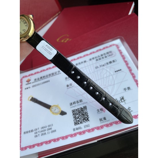 卡地亚浴缸系列卡家又一经典之作浴缸系列。实物拿到手的时候大吃一惊,颜值高 !椭圆外型的感觉正是典雅欧风浴缸形状,这也太好看了吧!相比蓝气球段位要高出不少一会儿观摩下公价便知主要是因为通体包真金……Baignoire浴缸系列腕表,小号表款,石英机芯。精钢包18K黄金表壳。包18K黄金圆珠形表冠,镶嵌一颗凸圆形蓝宝石。镀银表盘,剑形蓝钢指针,蓝宝石水晶镜面。灰褐色鳄鱼皮表带,包18K黄金针扣式表扣。表壳尺寸:32x26毫米厚度:8毫米防水深度3巴(约30米)生活防水 卡地亚浴缸系列卡家又一经典之作浴缸系列。实物拿到手的时候大吃一惊,颜值高 !椭圆外型的感觉正是典雅欧风浴缸形状,这也太好看了吧!相比蓝气球段位要高出不少一会儿观摩下公价便知主要是因为通体包真金……Baignoire浴缸系列腕表,小号表款,石英机芯。精钢包18K黄金表壳。包18K黄金圆珠形表冠,镶嵌一颗凸圆形蓝宝石。镀银表盘,剑形蓝钢指针,蓝宝石水晶镜面。灰褐色鳄鱼皮表带,包18K黄金针扣式表扣。表壳尺寸:32x26毫米厚度:8毫米防水深度3巴(约30米)生活防水
