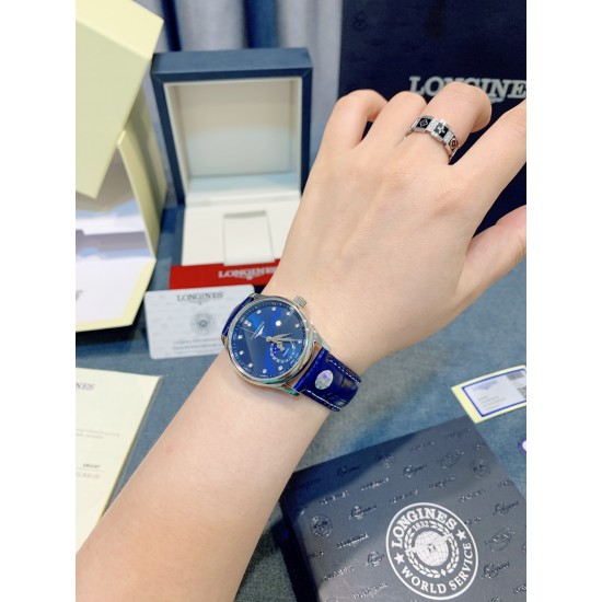 【赵丽颖同款】Longines浪琴 名匠系列女士腕表。全新浪琴名匠月相腕表系列。 诠释女性高贵典雅。精钢表壳直径:34毫米尺寸。官方一致6字位月相1-31日期显示功能。进口石英机芯。三码合一。采用进口头层牛皮、原装蝴蝶扣。珍珠母贝表盘在女表中是运用较多的元素,浪琴为其搭配了12颗钻石时标,将女性魅力发挥到极致。盘面6点钟位置的小表盘显示月相和日期,兼顾实用性和浪漫感,精巧别致。字表盘扫描打版,颜色、“麦粒”格纹深浅、内影字体大小粗细与正品完全一致。 【赵丽颖同款】Longines浪琴 名匠系列女士腕表。全新浪琴名匠月相腕表系列。 诠释女性高贵典雅。精钢表壳直径:34毫米尺寸。官方一致6字位月相1-31日期显示功能。进口石英机芯。三码合一。采用进口头层牛皮、原装蝴蝶扣。珍珠母贝表盘在女表中是运用较多的元素,浪琴为其搭配了12颗钻石时标,将女性魅力发挥到极致。盘面6点钟位置的小表盘显示月相和日期,兼顾实用性和浪漫感,精巧别致。字表盘扫描打版,颜色、“麦粒”格纹深浅、内影字体大小粗细与正品完全一致。