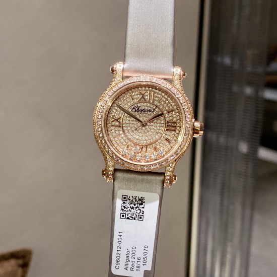 实拍 为你带来快乐——推出萧邦chopard Happy Sport满钻腕表！①卓越时计源于精湛工艺，双层蓝宝水晶玻璃之间，7颗施华洛世奇快乐彩钻活灵活现，完美诠释原装的韵味和感觉，镶满钻的表壳比例匀称，做工精湛，颗颗美钻饱满挺拔。②字面为了追求完美，耗时耗力，每一个刻度和英文logo都经过多次的独立开模，耗费多套模板，为你带来最接近原装的字面效果！③机芯采用进口石英机芯走时精准，④表带方面，为追求极致以及每一位客户的体验感，不惜成本采用牛皮皮表带，为你带来最高的体验手感制表技艺和宝石镶嵌完美融合！