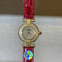 鳄鱼皮新品发布 奢华版满天星镶钻表盘卡地亚小旋风must de小金表vintage中古断货王，性价比高闭眼入。神仙颜值美绝trinity，小孩子才做选择，成年人都是all in![色]表径24mm，超薄厚度5.8mm，搭载瑞士石英机芯，罗马刻度奶油盘，简洁大两针，后镶天然美钻搭配鳄鱼皮表带更奢华超级闪。可仙可盐可甜，精致优雅上手绝美。时尚是一个经典的轮回～说不定今年的复古风，你就是走得最驾轻就熟的一个。推荐指数：⭐⭐⭐⭐⭐