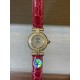 鳄鱼皮新品发布 奢华版满天星镶钻表盘卡地亚小旋风must de小金表vintage中古断货王，性价比高闭眼入。神仙颜值美绝trinity，小孩子才做选择，成年人都是all in![色]表径24mm，超薄厚度5.8mm，搭载瑞士石英机芯，罗马刻度奶油盘，简洁大两针，后镶天然美钻搭配鳄鱼皮表带更奢华超级闪。可仙可盐可甜，精致优雅上手绝美。时尚是一个经典的轮回～说不定今年的复古风，你就是走得最驾轻就熟的一个。推荐指数：⭐⭐⭐⭐⭐