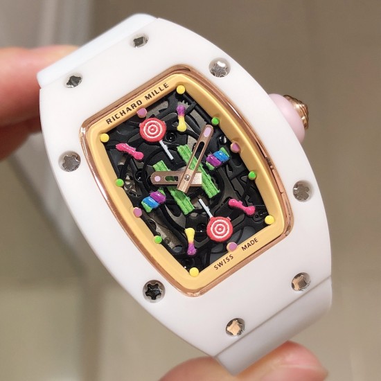 实拍 最新理查珐琅棉花糖理查德米勒 RichardMille 珐琅棉花糖 最新爆款 bon bon系列最稀有的作品!克服传统工艺打破模式!钟表最受尊敬的技术之一。不是所有人的嫁妆,棉花糖运动曲线和颜色,它们是诱人的。有了理查德米勒,实现了把棉花糖戴在你的手腕上!白色陶瓷加上黄粉绿搪瓷表盘,RM-07柔和的颜色创造了一个组合...甜蜜!糖果店的一次旅行,一个让人难以置信的艺术品。你会戴上它吗? 实拍 最新理查珐琅棉花糖理查德米勒 RichardMille 珐琅棉花糖 最新爆款 bon bon系列最稀有的作品!克服传统工艺打破模式!钟表最受尊敬的技术之一。不是所有人的嫁妆,棉花糖运动曲线和颜色,它们是诱人的。有了理查德米勒,实现了把棉花糖戴在你的手腕上!白色陶瓷加上黄粉绿搪瓷表盘,RM-07柔和的颜色创造了一个组合...甜蜜!糖果店的一次旅行,一个让人难以置信的艺术品。你会戴上它吗?