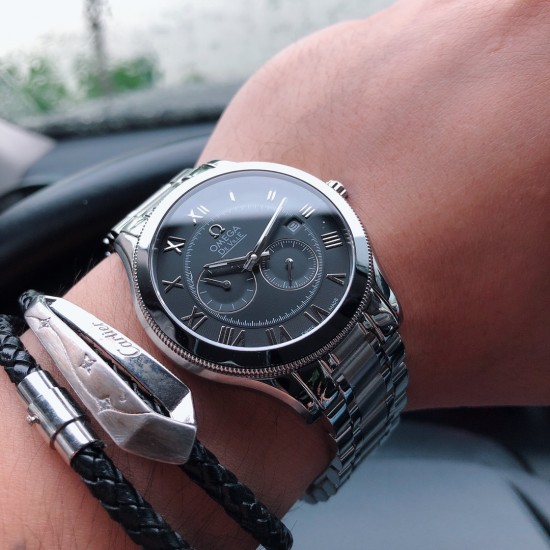 SJ出品 品牌:欧米茄 OMEGA R2 新系列 简约而典雅的316L精钢壳套 镶入钨钢材质 台湾工厂最高工艺塑造 搭载最新原装日本进口机械机芯(零返修)9字位二十四小时显示,4字位跑秒盘,蓝宝石防刮镜面,原装蝴蝶按扣 塑造顶级完美腕表。绅士所拥有的标准尺寸:40mm*11mm。高贵雅致及精美细腻的工艺!对完美的不懈追求。三杰精致推荐男士机械腕表 SJ为你精心打造超真实实物图拍摄 SJ出品 品牌:欧米茄 OMEGA R2 新系列 简约而典雅的316L精钢壳套 镶入钨钢材质 台湾工厂最高工艺塑造 搭载最新原装日本进口机械机芯(零返修)9字位二十四小时显示,4字位跑秒盘,蓝宝石防刮镜面,原装蝴蝶按扣 塑造顶级完美腕表。绅士所拥有的标准尺寸:40mm*11mm。高贵雅致及精美细腻的工艺!对完美的不懈追求。三杰精致推荐男士机械腕表 SJ为你精心打造超真实实物图拍摄