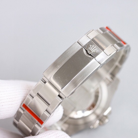 ROLEX 劳力士 GMT格林尼治 采用专柜机芯3285一体机芯蓝游丝和原版同样通过调试时针快跳调整日历的功能瞬跳，和原版一样的GMT双时区表针在底部时针上面的第二层，由下到上的顺序为：时针-双时区针-分钟-秒钟。[666][666]本次可乐/国米圈可以说是95%以上的相似度/在各个角度均有这个95%水准。后续有详细颜色对比。本次圈口为独立开发，区别于市面上的任何版本。[强]表盘/指针/玻璃/表壳就不再一一赘述，原装一比一开模制作，保持大厂工艺水准。