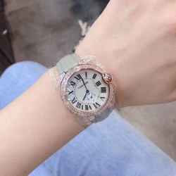 卡地亚 CARTIER 蓝气球奢华系列，316L精钢材质，简约又别具品味，摒弃了现代盛行的繁复华丽的修饰，以简约重新诠释唯美，打造独家高品质，采用高级珍珠贝母制作出表盘，优雅精致高贵气质尽显无漏。尺寸36mm*12mm。