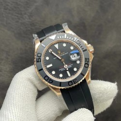 升级版全新到货，劳力士ROLEX游艇名仕型「116655」装载3135机芯，40mm 316L精钢表壳铸造18ct永恒玫瑰金，双向旋转60分钟刻度外圈配哑黑色Cerachrom陶质圈口，凸显抛光立体数字！新款Pyesterflex橡胶表带亦配备蚝式保险扣，人性化二级可剪设计，佩戴稳固从而更加舒适！字面刻度填充进口Chromalight长效果蓝色物料！原装保护胶罩，可检验圈口的外径尺寸是否与原装一致。超级复刻，只有少量，速度要快，动作要帅[机智]现下单外赠一副橡胶表带。