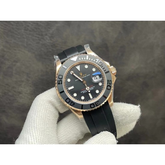 升级版全新到货，劳力士ROLEX游艇名仕型「116655」装载3135机芯，40mm 316L精钢表壳铸造18ct永恒玫瑰金，双向旋转60分钟刻度外圈配哑黑色Cerachrom陶质圈口，凸显抛光立体数字！新款Pyesterflex橡胶表带亦配备蚝式保险扣，人性化二级可剪设计，佩戴稳固从而更加舒适！字面刻度填充进口Chromalight长效果蓝色物料！原装保护胶罩，可检验圈口的外径尺寸是否与原装一致。超级复刻，只有少量，速度要快，动作要帅[机智]现下单外赠一副橡胶表带。