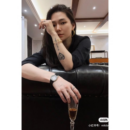 气质秒杀一切!!伯爵69Limelight Gala腕表超级版,正品级、腕表尺寸32mm运用一流的壳套打磨工艺,诠释伯爵优雅气质。.采用定制版瑞士石英机芯,续航给力,走时稳健,零返修。镶饰60颗明亮式切割钻(约0.92克拉)。表扣镶饰单颗明亮式切割施华洛世奇水钻(约0.01克拉)动人线条衬托优雅气质 气质秒杀一切!!伯爵69Limelight Gala腕表超级版,正品级、腕表尺寸32mm运用一流的壳套打磨工艺,诠释伯爵优雅气质。.采用定制版瑞士石英机芯,续航给力,走时稳健,零返修。镶饰60颗明亮式切割钻(约0.92克拉)。表扣镶饰单颗明亮式切割施华洛世奇水钻(约0.01克拉)动人线条衬托优雅气质
