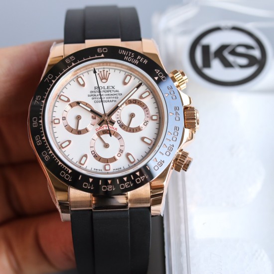 顶级做工KS出品:劳力士 恒动宇宙计时型迪通拿 【尺寸】40MM【表镜】抗刮损蓝水晶玻璃 防反光凸透式放大日历窗【表壳】上链表冠,旋入式三扣锁三重防水系统【机芯】采用7750机芯,高效精准稳定【表带】腕表搭配折叠式表扣,且表扣具有微调装置,可以调到非常的贴合手腕 折叠扣 超强夜光 防水大于100米 顶级做工KS出品:劳力士 恒动宇宙计时型迪通拿 【尺寸】40MM【表镜】抗刮损蓝水晶玻璃 防反光凸透式放大日历窗【表壳】上链表冠,旋入式三扣锁三重防水系统【机芯】采用7750机芯,高效精准稳定【表带】腕表搭配折叠式表扣,且表扣具有微调装置,可以调到非常的贴合手腕 折叠扣 超强夜光 防水大于100米