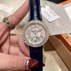 实拍 积家-Jaeger-LeCoultre DAZZLING RENDEZ- VOUS MOON约会系列月相珠宝腕表月之女神，是浪漫与柔美的象征，她掌管着大自然中的潮起潮落和季节更替,是艺术家与诗人们的灵感源泉，在温润莹亮的白色珍珠母贝映衬下,晶莹璀璨的钻石散发出夜空般的静谧之美，表圈镶嵌108颗钻石,组成两个环绕表壳的同心圆。由36颗以爪镶工艺镶嵌的钻石组成的外圈,为光芒闪耀的表圈营造出轻盈美妙的质感，尺寸36mm的精钢表壳搭配进口瑞士石英，采用蓝宝石水晶玻璃。