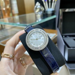 全网女生听我的！买它…❤️。     伯爵“时来运转”顶级奢侈品入门款精致的 29mm尺寸大小！第一眼看到它的时候我一眼就中，首先是外观设计足够百搭，➕上外层一圈可来回转动 很有寓意、一起“转动，遇见非凡”。上手很秀气，彩色鳄鱼皮可轻松拆卸 看上去就高端，机芯采用瑞士进口石英机芯，螺旋式表圈316L精钢打磨抛光 表面光亮如镜、表盘内圈钻石刻度 11颗⭕️圆形美钻（约0.07克拉）外圈一颗圆形美钻（约0.05克拉）