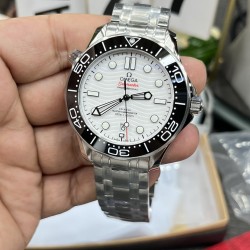 OMEGA 欧米茄 海马300m系列腕表！316精钢材质打造！专用8800机芯摆轮，42mm直径！超强双色夜光针！