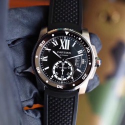 Cartier 卡地亚 卡利博CALIBRE  DE  CARTIER系列，316精钢表壳，陶瓷夜光圈口，尺寸42mm，搭载全自动机械机芯，进口天然橡胶表带，Super  LumiNova夜光涂层三角时标，时尚与运动结合的潜水表硬朗而霸气，彰显气质。