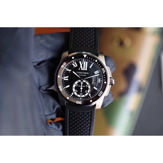 Cartier 卡地亚 卡利博CALIBRE DE CARTIER系列,316精钢表壳,陶瓷夜光圈口,尺寸42mm,搭载全自动机械机芯,进口天然橡胶表带,Super LumiNova夜光涂层三角时标,时尚与运动结合的潜水表硬朗而霸气,彰显气质。 Cartier 卡地亚 卡利博CALIBRE DE CARTIER系列,316精钢表壳,陶瓷夜光圈口,尺寸42mm,搭载全自动机械机芯,进口天然橡胶表带,Super LumiNova夜光涂层三角时标,时尚与运动结合的潜水表硬朗而霸气,彰显气质。