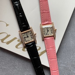 实拍 ♥️新版小牛皮来袭♥️2020最新卡地亚法国坦克Cartier Tank Franaise系列，一款百搭性价比又高的手表 搭配全新专柜欧版风格定制的原厂表带，进口瑞士石英机芯。八角形表冠，镶嵌一颗凸圆形合成尖晶石，剑形蓝钢指针，蓝宝石水晶镜面，采用与原装一致的实心内罩，尺寸：25 x 20mm。佩戴舒适柔软服帖，上手显得高贵又典雅，很气质很女人独家货源。