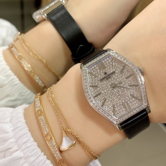 实拍 江诗丹顿-Vacheron Constantin 作为世界上历史悠久的钟表制造商从未停止生产,秉承悉力以赴,精益求精的品牌座右铭,其中有一款-Malte系列25530/000R-9742,经典酒桶型婉表,防磨水晶镜面,内部经反光处理,配置瑞士原装石英机芯,尺寸28.40*38.67毫米,厚度7.28毫米。表壳电镀18K白金/玫瑰金,表带有布绢带,牛皮带两种选择,针扣配带.市面最高版本,你值得拥有! 实拍 江诗丹顿-Vacheron Constantin 作为世界上历史悠久的钟表制造商从未停止生产,秉承悉力以赴,精益求精的品牌座右铭,其中有一款-Malte系列25530/000R-9742,经典酒桶型婉表,防磨水晶镜面,内部经反光处理,配置瑞士原装石英机芯,尺寸28.40*38.67毫米,厚度7.28毫米。表壳电镀18K白金/玫瑰金,表带有布绢带,牛皮带两种选择,针扣配带.市面最高版本,你值得拥有!