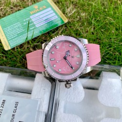 火爆款劳力士-ROLEX‼️粉水鬼限量版粉色小猪佩奇款  进口机芯   316L精钢表壳  蓝宝石玻璃镜面  直径38mm厚10mm  该款腕表备受女性喜爱，在不同的场合映耀着她们各自的独特个性与迷人风华
