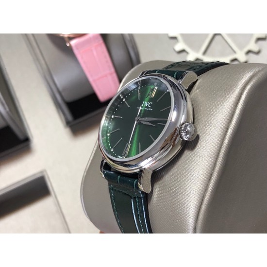 实拍【IWC 2019推出女士全新 Portofino波涛菲诺系列】1⃣️:壳套尺寸34mm/8.8mm采用316精钢材质打磨,每个壳套全程CNC处理所有细节达到完美2⃣️:采用进口日本9015天文台级别经过本厂严格把控 调试 达到零返修稳定性3⃣️:采用瑞士蓝宝石镜面 通透明亮4⃣️字面采用简洁的条丁罗马和表盘十二颗 设计呈现出精致典雅之感5⃣️:表带采用原装快速更换系统 搭配意大利小牛皮皮质柔软细腻:有六种颜色可选(绿色,兰色,黑色,深棕,酒红,粉色)6⃣️:原装表扣采用316精钢材质打磨 实拍【IWC 2019推出女士全新 Portofino波涛菲诺系列】1⃣️:壳套尺寸34mm/8.8mm采用316精钢材质打磨,每个壳套全程CNC处理所有细节达到完美2⃣️:采用进口日本9015天文台级别经过本厂严格把控 调试 达到零返修稳定性3⃣️:采用瑞士蓝宝石镜面 通透明亮4⃣️字面采用简洁的条丁罗马和表盘十二颗 设计呈现出精致典雅之感5⃣️:表带采用原装快速更换系统 搭配意大利小牛皮皮质柔软细腻:有六种颜色可选(绿色,兰色,黑色,深棕,酒红,粉色)6⃣️:原装表扣采用316精钢材质打磨