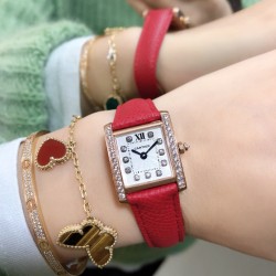 实拍卡地亚-CARTIER2020最新卡地亚法国坦克Cartier Tank Franaise系列，一款百搭性价比又高的手表 搭配全新专柜欧版风格定制的原厂表带，进口瑞士石英机芯。八角形表冠，镶嵌一颗凸圆形合成尖晶石，剑形蓝钢指针，蓝宝石水晶镜面，采用与原装一致的实心内罩，尺寸：25 x 20mm。佩戴舒适柔软服帖，上手显得高贵又典雅，很气质很女人独家货源。