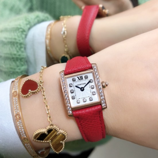 实拍卡地亚-CARTIER2020最新卡地亚法国坦克Cartier Tank Franaise系列,一款百搭性价比又高的手表 搭配全新专柜欧版风格定制的原厂表带,进口瑞士石英机芯。八角形表冠,镶嵌一颗凸圆形合成尖晶石,剑形蓝钢指针,蓝宝石水晶镜面,采用与原装一致的实心内罩,尺寸:25 x 20mm。佩戴舒适柔软服帖,上手显得高贵又典雅,很气质很女人独家货源。 实拍卡地亚-CARTIER2020最新卡地亚法国坦克Cartier Tank Franaise系列,一款百搭性价比又高的手表 搭配全新专柜欧版风格定制的原厂表带,进口瑞士石英机芯。八角形表冠,镶嵌一颗凸圆形合成尖晶石,剑形蓝钢指针,蓝宝石水晶镜面,采用与原装一致的实心内罩,尺寸:25 x 20mm。佩戴舒适柔软服帖,上手显得高贵又典雅,很气质很女人独家货源。