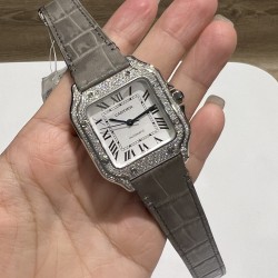 钢带送皮带山度士女庄Santos de Cartier腕表 1⃣️表壳：316不锈钢2⃣️把的：七角形表冠 镶嵌一颗多切面蓝宝石 3⃣️表盘：阳光射线纹饰效果表盘/经典白罗马表盘4⃣️表针：剑型蓝钢指针 5⃣️表镜：蓝宝石水晶镜面 6⃣️钢表带：配备“SmartLink”表链调节装置 7⃣️表扣：搭配双重折叠表扣      表带均配备“QuickSwitch”表带快速替换装置 8⃣️表壳尺寸：35.1毫米 厚度：8.83毫米 防水深度10巴（约100米）