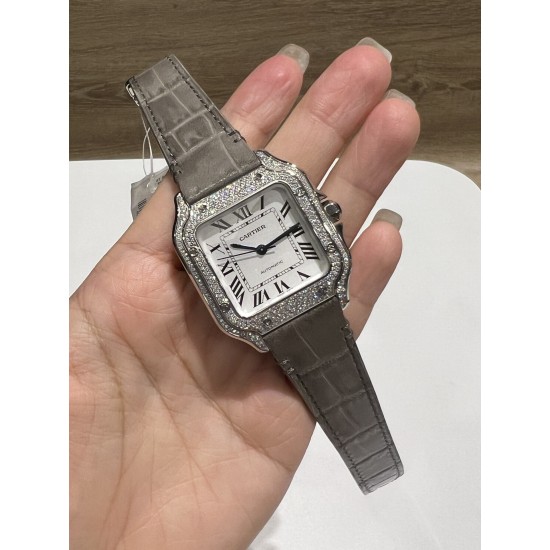 钢带送皮带山度士女庄Santos de Cartier腕表 1⃣️表壳:316不锈钢2⃣️把的:七角形表冠 镶嵌一颗多切面蓝宝石 3⃣️表盘:阳光射线纹饰效果表盘/经典白罗马表盘4⃣️表针:剑型蓝钢指针 5⃣️表镜:蓝宝石水晶镜面 6⃣️钢表带:配备“SmartLink”表链调节装置 7⃣️表扣:搭配双重折叠表扣 表带均配备“QuickSwitch”表带快速替换装置 8⃣️表壳尺寸:35.1毫米 厚度:8.83毫米 防水深度10巴(约100米) 钢带送皮带山度士女庄Santos de Cartier腕表 1⃣️表壳:316不锈钢2⃣️把的:七角形表冠 镶嵌一颗多切面蓝宝石 3⃣️表盘:阳光射线纹饰效果表盘/经典白罗马表盘4⃣️表针:剑型蓝钢指针 5⃣️表镜:蓝宝石水晶镜面 6⃣️钢表带:配备“SmartLink”表链调节装置 7⃣️表扣:搭配双重折叠表扣 表带均配备“QuickSwitch”表带快速替换装置 8⃣️表壳尺寸:35.1毫米 厚度:8.83毫米 防水深度10巴(约100米)