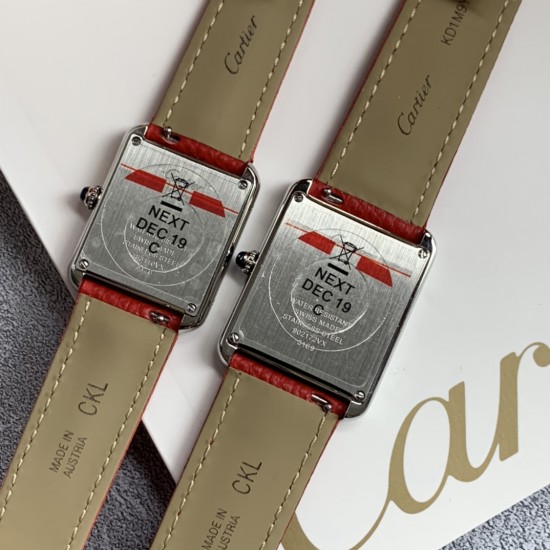 实拍【精品升级版】卡地亚超薄坦克Cartier Tank Solo系列,一款百搭性价比又高的手表 进口瑞士石英机芯,圆珠形表冠,镶嵌一颗凸圆形合成尖晶石,镀银珠光表盘,罗马数字时标,剑形蓝钢指针,蓝宝石水晶镜面,搭配进口牛皮表带,多颜色可搭配。直径:小号2431mm,中号2734mm。佩戴舒适柔软服帖,上手显得高贵又典雅,很气质很女人独家货源。 实拍【精品升级版】卡地亚超薄坦克Cartier Tank Solo系列,一款百搭性价比又高的手表 进口瑞士石英机芯,圆珠形表冠,镶嵌一颗凸圆形合成尖晶石,镀银珠光表盘,罗马数字时标,剑形蓝钢指针,蓝宝石水晶镜面,搭配进口牛皮表带,多颜色可搭配。直径:小号2431mm,中号2734mm。佩戴舒适柔软服帖,上手显得高贵又典雅,很气质很女人独家货源。