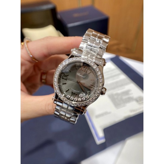 《YF出品》萧邦Happy Diamonds系列在女士腕表当中非常具有标志性,这款腕表拥有36和30毫米的腕表直径,对于大部分女士来说这个尺寸刚刚好。极具标志性的表壳设计搭配银色表盘,盘面上转动的钻石是萧邦Happy Diamonds最大的亮点设计所在。腕表搭载了自动上链机芯,能够为腕表提供42个小时的动力储存。。。YF臻品(2021新鲜上市):萧邦HAPPY DIAMONDS系列274893-5003腕表(精钢-玫瑰金-白色贝壳表盘,7颗彩色活动钻石,2892-2全自动机械,36毫米) 《YF出品》萧邦Happy Diamonds系列在女士腕表当中非常具有标志性,这款腕表拥有36和30毫米的腕表直径,对于大部分女士来说这个尺寸刚刚好。极具标志性的表壳设计搭配银色表盘,盘面上转动的钻石是萧邦Happy Diamonds最大的亮点设计所在。腕表搭载了自动上链机芯,能够为腕表提供42个小时的动力储存。。。YF臻品(2021新鲜上市):萧邦HAPPY DIAMONDS系列274893-5003腕表(精钢-玫瑰金-白色贝壳表盘,7颗彩色活动钻石,2892-2全自动机械,36毫米)