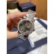 《YF出品》萧邦Happy Diamonds系列在女士腕表当中非常具有标志性,这款腕表拥有36和30毫米的腕表直径,对于大部分女士来说这个尺寸刚刚好。极具标志性的表壳设计搭配银色表盘,盘面上转动的钻石是萧邦Happy Diamonds最大的亮点设计所在。腕表搭载了自动上链机芯,能够为腕表提供42个小时的动力储存。。。YF臻品(2021新鲜上市):萧邦HAPPY DIAMONDS系列274893-5003腕表(精钢-玫瑰金-白色贝壳表盘,7颗彩色活动钻石,2892-2全自动机械,36毫米) 《YF出品》萧邦Happy Diamonds系列在女士腕表当中非常具有标志性,这款腕表拥有36和30毫米的腕表直径,对于大部分女士来说这个尺寸刚刚好。极具标志性的表壳设计搭配银色表盘,盘面上转动的钻石是萧邦Happy Diamonds最大的亮点设计所在。腕表搭载了自动上链机芯,能够为腕表提供42个小时的动力储存。。。YF臻品(2021新鲜上市):萧邦HAPPY DIAMONDS系列274893-5003腕表(精钢-玫瑰金-白色贝壳表盘,7颗彩色活动钻石,2892-2全自动机械,36毫米)