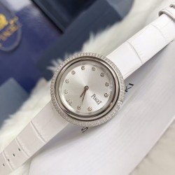 实拍 伯爵-PIAGET 女士腕表 瑞士石英机芯 316L精钢表壳 真牛皮表带 尺寸34*8mm 蓝宝石玻璃镜面 简约的设计,大胆而多彩的配色,以及旋转表圈是伯爵品牌 Possession腕表的特质所在。通过品牌制表师们天马星空的创意,将各个亮色的表带与贵金属、钻石、精钢材质相融,通过圆形盘面的演绎,令全新的 Possession腕表越发闪耀夺目,给人眼前一亮之感。