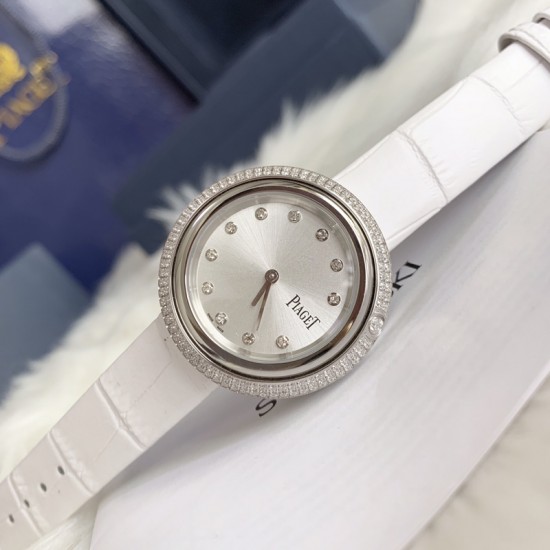 实拍 伯爵-PIAGET 女士腕表 瑞士石英机芯 316L精钢表壳 真牛皮表带 尺寸34*8mm 蓝宝石玻璃镜面 简约的设计,大胆而多彩的配色,以及旋转表圈是伯爵品牌 Possession腕表的特质所在。通过品牌制表师们天马星空的创意,将各个亮色的表带与贵金属、钻石、精钢材质相融,通过圆形盘面的演绎,令全新的 Possession腕表越发闪耀夺目,给人眼前一亮之感。 实拍 伯爵-PIAGET 女士腕表 瑞士石英机芯 316L精钢表壳 真牛皮表带 尺寸34*8mm 蓝宝石玻璃镜面 简约的设计,大胆而多彩的配色,以及旋转表圈是伯爵品牌 Possession腕表的特质所在。通过品牌制表师们天马星空的创意,将各个亮色的表带与贵金属、钻石、精钢材质相融,通过圆形盘面的演绎,令全新的 Possession腕表越发闪耀夺目,给人眼前一亮之感。