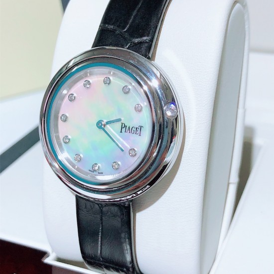★实拍 伯爵-PIAGET,时尚石英女款,来自Possession系列诚意推荐,魅力十足的臻品采用瑞士石英机芯,蓝宝石水晶玻璃镜面,表圈可360度旋转,在不经意的旋转之间带来不同的好心情灵动搭配,转动间,专属于你独一无二的个性造型耀目而生有光圈、单排钻和双排钻任性选择!表壳直径34mm厚度8mm。 ★实拍 伯爵-PIAGET,时尚石英女款,来自Possession系列诚意推荐,魅力十足的臻品采用瑞士石英机芯,蓝宝石水晶玻璃镜面,表圈可360度旋转,在不经意的旋转之间带来不同的好心情灵动搭配,转动间,专属于你独一无二的个性造型耀目而生有光圈、单排钻和双排钻任性选择!表壳直径34mm厚度8mm。