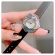 最新 PIAGET伯爵 Limelight非凡珍品腕表系列 花朵 闭合状态下尺寸33mm*22mm, 花朵盛开时直径为33mm。表壳才有18K白金电镀,进口石英机芯 。特点: 表壳由可顺时针旋转的三片花瓣造型组成一朵完美的三色艳丽花朵。第一层花瓣上镶嵌26颗白色钻石于表圈 ,第二层花瓣镶嵌26颗红色钻石彰显奢华,第三层花瓣镶嵌18颗幽邃蓝宝石彰显尊贵,蓝宝石水晶镜面 搭配绸缎丝绢皮/手工锻造丝网表带。这不仅是一款非凡的腕表,更堪称一件珠宝工艺杰作,完美结合创意,生动灵性,彰显着珠宝腕表的优雅魅力 最新 PIAGET伯爵 Limelight非凡珍品腕表系列 花朵 闭合状态下尺寸33mm*22mm, 花朵盛开时直径为33mm。表壳才有18K白金电镀,进口石英机芯 。特点: 表壳由可顺时针旋转的三片花瓣造型组成一朵完美的三色艳丽花朵。第一层花瓣上镶嵌26颗白色钻石于表圈 ,第二层花瓣镶嵌26颗红色钻石彰显奢华,第三层花瓣镶嵌18颗幽邃蓝宝石彰显尊贵,蓝宝石水晶镜面 搭配绸缎丝绢皮/手工锻造丝网表带。这不仅是一款非凡的腕表,更堪称一件珠宝工艺杰作,完美结合创意,生动灵性,彰显着珠宝腕表的优雅魅力