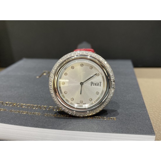全网女生听我的!买它…❤️。 伯爵“时来运转”顶级奢侈品入门款第一眼看到它的时候我一眼就中,首先是外观设计足够百搭,旋转式表圈可自由转动,外层一圈可来回转动 很有寓意、一起“转动,遇见非凡”。百搭中号34尺寸!上手很秀气,彩色鳄鱼皮可轻松拆卸 看上去就高端,机芯采用瑞士进口石英机芯,螺旋式表圈316L精钢打磨抛光 表面光亮如镜、表盘内圈钻石刻度 11颗⭕️圆形美钻、外圈42颗圆形美钻 全网女生听我的!买它…❤️。 伯爵“时来运转”顶级奢侈品入门款第一眼看到它的时候我一眼就中,首先是外观设计足够百搭,旋转式表圈可自由转动,外层一圈可来回转动 很有寓意、一起“转动,遇见非凡”。百搭中号34尺寸!上手很秀气,彩色鳄鱼皮可轻松拆卸 看上去就高端,机芯采用瑞士进口石英机芯,螺旋式表圈316L精钢打磨抛光 表面光亮如镜、表盘内圈钻石刻度 11颗⭕️圆形美钻、外圈42颗圆形美钻