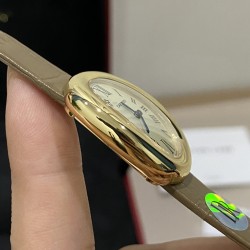 鳄鱼皮版本DR工厂 卡地亚浴缸 全网独家首发❗️Baignoire浴缸系列腕表，典雅欧风浴缸形状，完美演绎卡地亚的经典美学，涌现腕表设计的焕新力量卡家又一经典之作浴缸系列。实物拿到手的时候大吃一惊，颜值高 ！椭圆外型的感觉正是典雅欧风浴缸形状，这也太好看了吧！Baignoire浴缸系列腕表，小号表款，石英机芯。镶嵌一颗凸圆形蓝宝石。镀银表盘，剑形蓝钢指针，蓝宝石水晶镜面。灰褐色鳄鱼皮表带。表壳尺寸：32x26毫米厚度：8毫米防水深度3巴（约30米）生活防水。