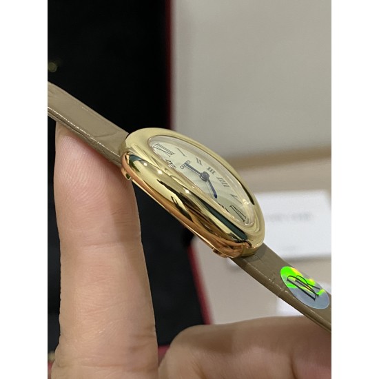 鳄鱼皮版本DR工厂 卡地亚浴缸 全网独家首发❗️Baignoire浴缸系列腕表,典雅欧风浴缸形状,完美演绎卡地亚的经典美学,涌现腕表设计的焕新力量卡家又一经典之作浴缸系列。实物拿到手的时候大吃一惊,颜值高 !椭圆外型的感觉正是典雅欧风浴缸形状,这也太好看了吧!Baignoire浴缸系列腕表,小号表款,石英机芯。镶嵌一颗凸圆形蓝宝石。镀银表盘,剑形蓝钢指针,蓝宝石水晶镜面。灰褐色鳄鱼皮表带。表壳尺寸:32x26毫米厚度:8毫米防水深度3巴(约30米)生活防水。 鳄鱼皮版本DR工厂 卡地亚浴缸 全网独家首发❗️Baignoire浴缸系列腕表,典雅欧风浴缸形状,完美演绎卡地亚的经典美学,涌现腕表设计的焕新力量卡家又一经典之作浴缸系列。实物拿到手的时候大吃一惊,颜值高 !椭圆外型的感觉正是典雅欧风浴缸形状,这也太好看了吧!Baignoire浴缸系列腕表,小号表款,石英机芯。镶嵌一颗凸圆形蓝宝石。镀银表盘,剑形蓝钢指针,蓝宝石水晶镜面。灰褐色鳄鱼皮表带。表壳尺寸:32x26毫米厚度:8毫米防水深度3巴(约30米)生活防水。
