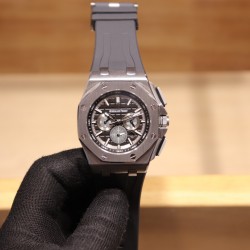 随机送迷彩橡胶带一副品牌：爱彼 Audemars Piguet系列：皇家橡树离岸型限量多功能机械腕表尺寸：44MM13MM机芯：复刻原装3126全自动机械机芯镜面：反炫光处理蓝宝石水晶玻璃材料：进口316精钢鑫表壳表带:   进口橡胶表带表扣:   原装针扣(H厂出品，市场最高版本，超高品质，超A做工，非市场普通货，硬汉必备神器)