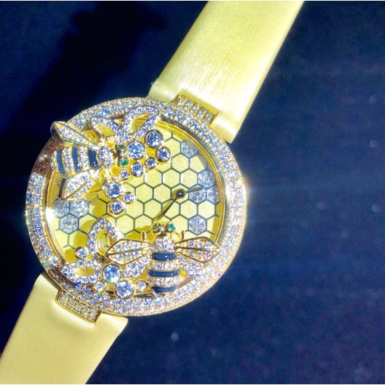 实拍 Cartier-卡地亚 创意宝石BESTIAIRE系列 HPI00480 珐琅 40毫米 石英机芯 女士腕表 黄金表盘 镶钻 半透明黄色内填珐琅 2只黄金蜜蜂装饰 镶嵌明亮式切割圆钻 黄色钻石及黑色珐琅条纹 4枚祖母绿蜂眼 这款腕表由尊贵超凡的金属雕琢而成 并衬以珍奇夺目的宝石 堪称高级珠宝中的真正典范 不仅如此 把一株繁茂的植物或者一只惊艳的动物设计成为表盘的造型 既给品牌创意增添了一丝神秘 又在作品中蕴藏了一份雅致 实拍 Cartier-卡地亚 创意宝石BESTIAIRE系列 HPI00480 珐琅 40毫米 石英机芯 女士腕表 黄金表盘 镶钻 半透明黄色内填珐琅 2只黄金蜜蜂装饰 镶嵌明亮式切割圆钻 黄色钻石及黑色珐琅条纹 4枚祖母绿蜂眼 这款腕表由尊贵超凡的金属雕琢而成 并衬以珍奇夺目的宝石 堪称高级珠宝中的真正典范 不仅如此 把一株繁茂的植物或者一只惊艳的动物设计成为表盘的造型 既给品牌创意增添了一丝神秘 又在作品中蕴藏了一份雅致